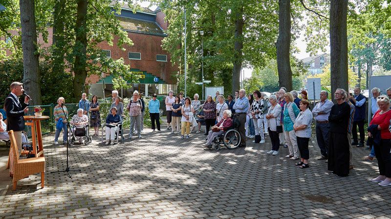 Freunde, Freundinnen, Wegbegleiterinnen und Wegbegleiter kamen zur Feierstunde zu Ehren von Ute Schui-Eberhardt. | Foto: Helms