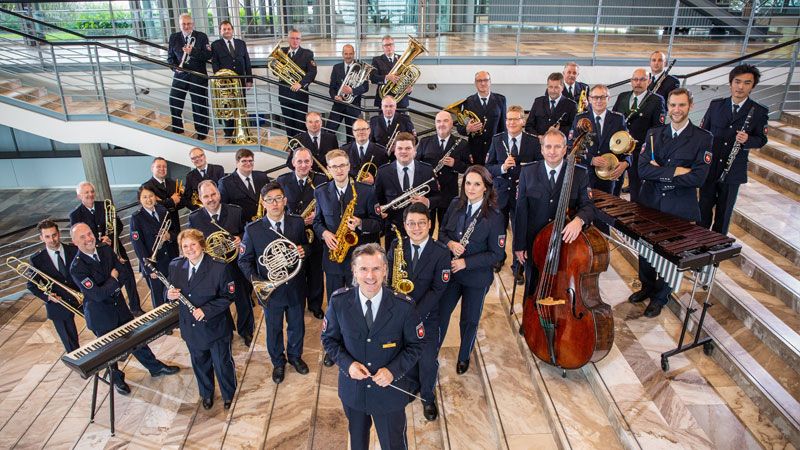 Mit einem bunten Strauß bekannter Melodien, mitreißenden Konzertwerken und Stücken der Unterhaltungsmusik will das Polizeiorchester Niedersachsen Fans der Orchestermusik aus Seevetal und Umgebung am Mittwoch kommender Woche in der Burg Seevetal in Hittfeld erfreuen. Foto: pr