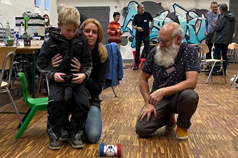 Fährt wieder: Hinrich Wendt hat das Auto von Jannes Griewer (links mit seiner Mutter Annika) repariert. | Foto: Helms