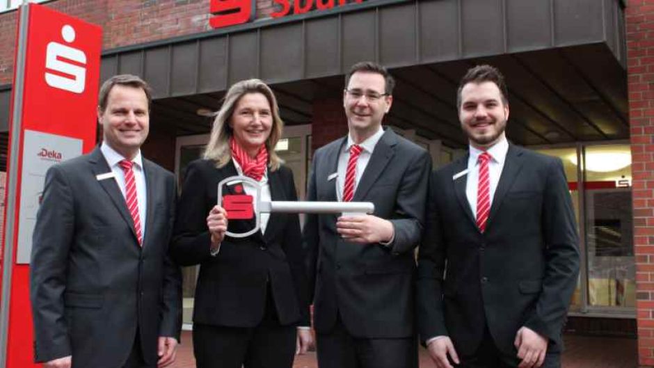 Die Schlüsselübergabe ist erfolgt. Silke Heitmann (2. von links) hat die Leitung des Winsener Beratungscenters von Stephan Rohn (3. von links) übernommen. Regionaldirektor Jörn Stolle (links) und Marcel Corsi (rechts) freuen sich auf eine gute Zusammenarbeit. | Foto: ein