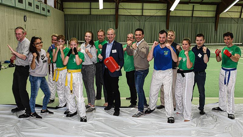 Der Vorstand von Grün-Weiss Harburg und die Kickboxer des Vereins freuten sich über die zahlreichen Gäste beim Sommerfest. | Foto: Niels Kreller