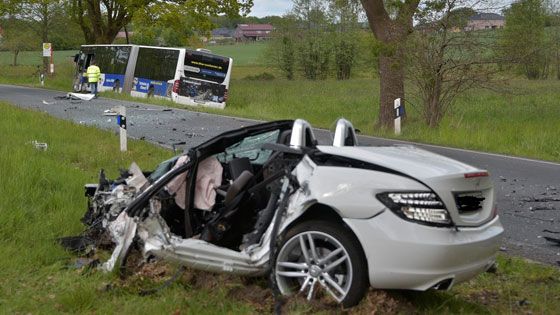 Der völlig zerstörte Mercedes war mit dem Bus bei Asendorf zusammengestoßen. | Foto: JOTO