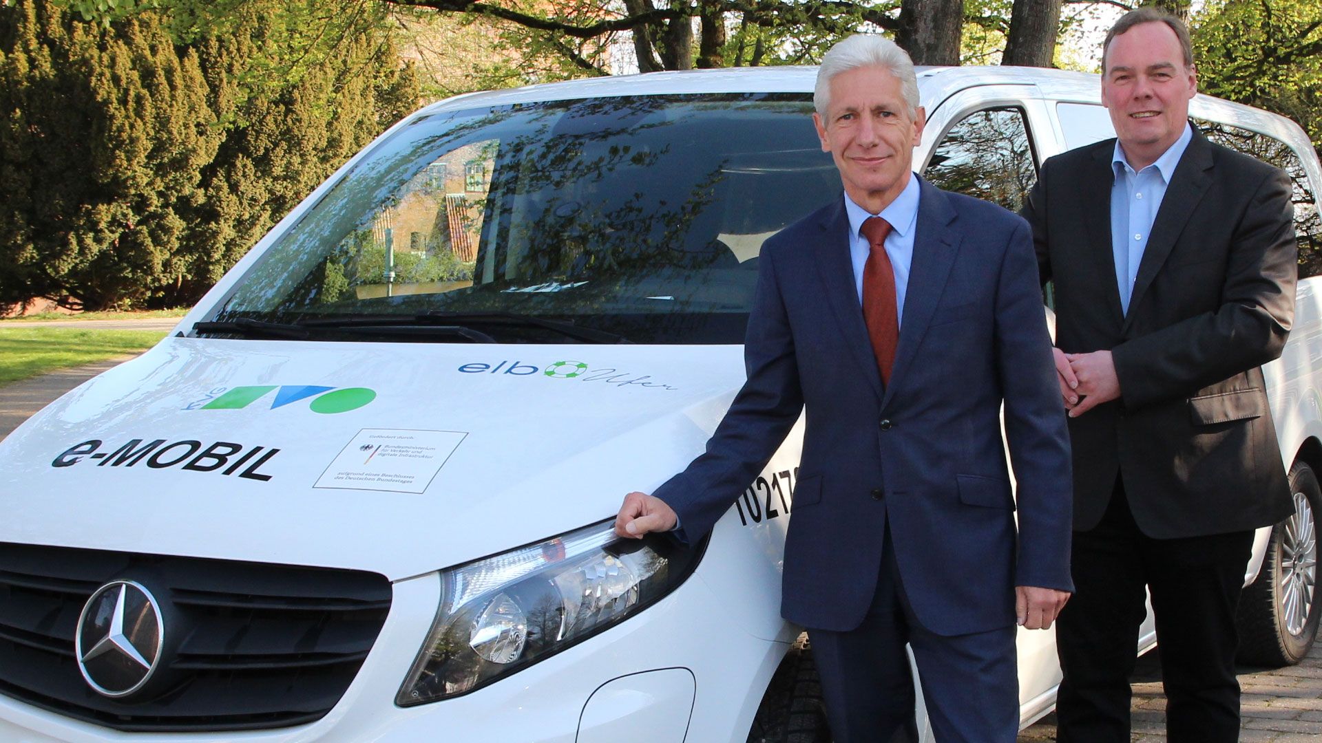 Landrat Rainer Rempe (links) und Winsens Bürgermeister André Wiese freuen sich, dass der On-Demand Service elbMOBIL in Kürze auch den Bürgerinnen und Bürgern in Winsen zur Verfügung stehen soll. | Foto: ein