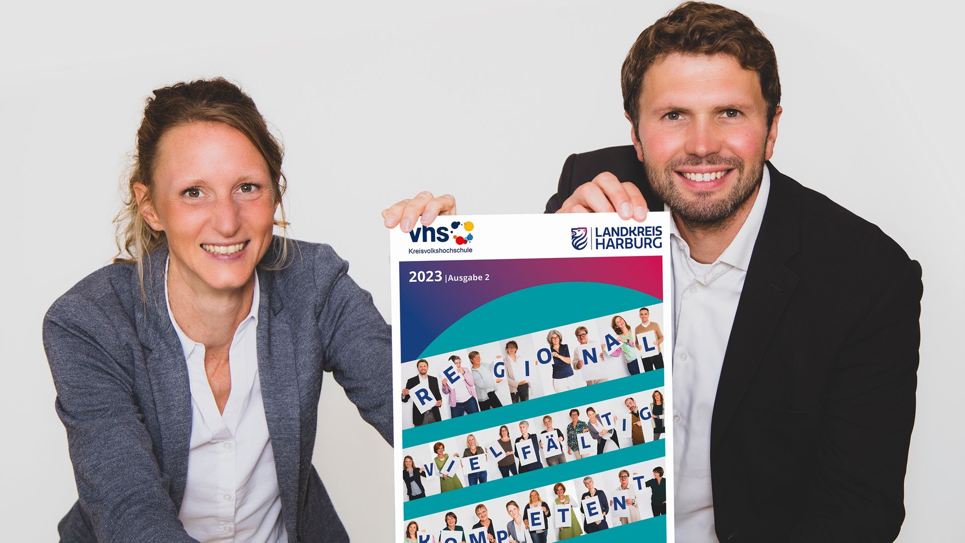 Asja Meretzki und Stefan Baumann mit dem neuen Programmheft. | Foto: KVHS