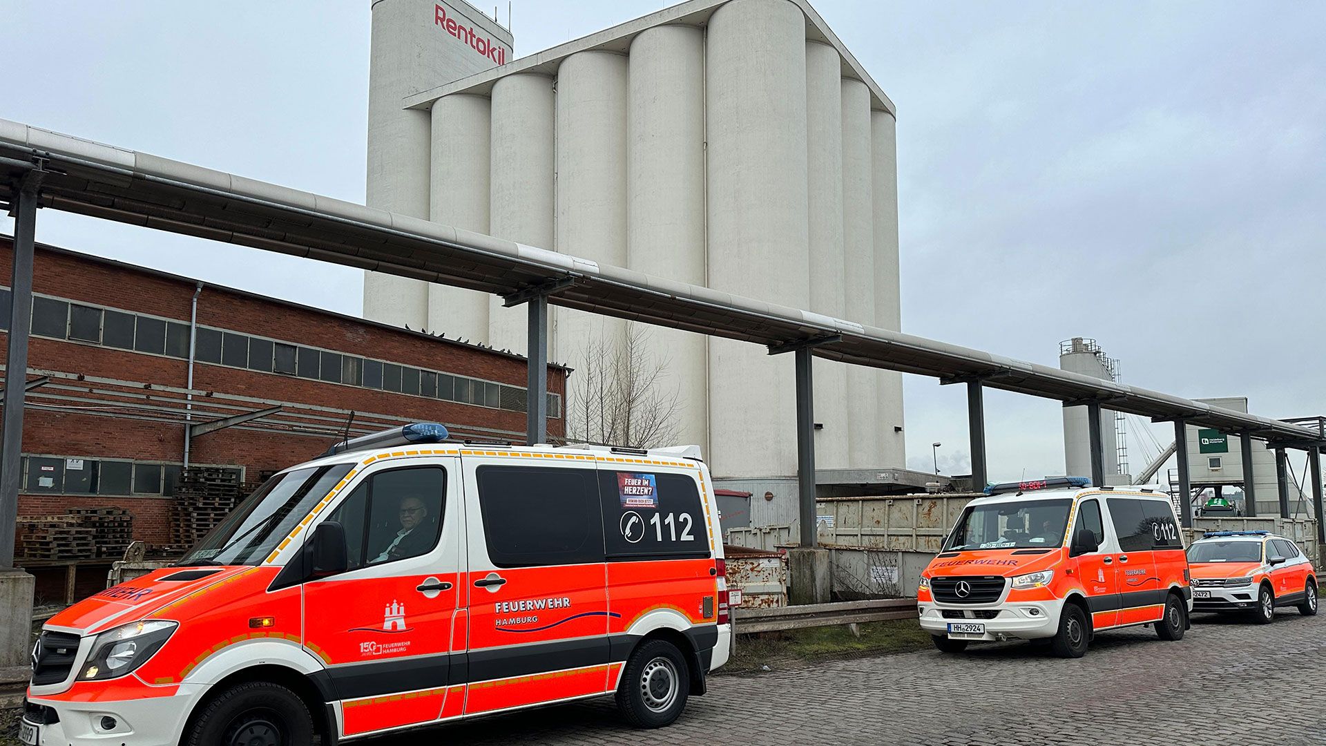 Ein Feuer in diesem Silo im Harburger Binnenhafen hält die Feuerwehr aktuell in Atem. | Foto: Lenthe-Medien