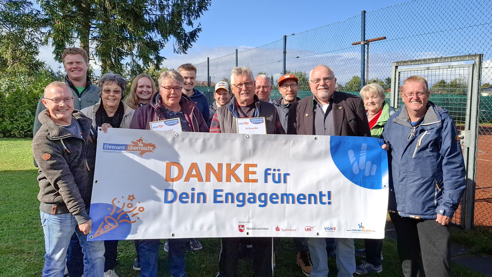 Lothar Hillmann (Dritter von rechts) überraschte die Eheleute Gunda und Dieter Wilkens vom MTV Hoopte (mit Urkunde). Die Zweite Vorsitzende Sigrid Harms (Dritte von links) und der Erste Vorsitzende Ralph Estorf (rechts) gratulierten ebenfalls. | Foto: ksb