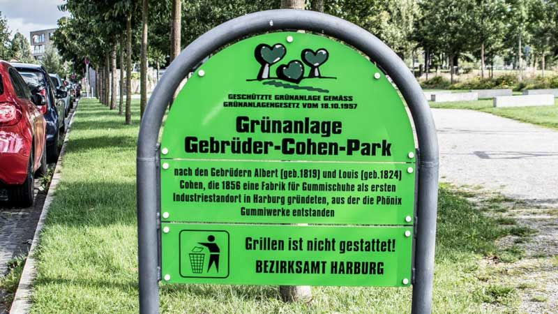 Der Fehlerteufel hat sich auf dem Schild des Bezirksamtes Harburg für den "Gebrüder-Cohen-Park" auf der Schlossinsel eingeschlichen. | Foto: Niels Kreller