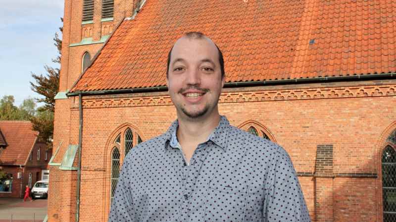 Arne Hildebrand vor der Buchholzer Pauluskirche. | Foto: ein