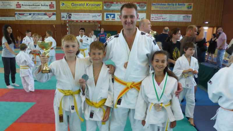 Die vier HNT-Judoka beim Heidepokal: Leon Winter (von links), Dima Slepzow, Michael Slepzow und Sophia Gonçalves. | Foto: ein