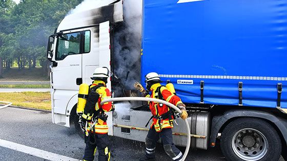 Auf der A7 brannte am Samstagmorgen ein LKW. | Foto: HamburgNews