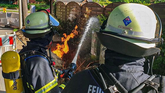 Einsatzkräfte der Feuerwehr halten das Feuer am Gasleck unter Kontrolle. | Foto: HamburgNews