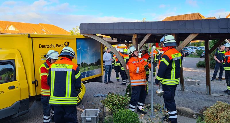 Die Maschener Feuerwehr war in der Straße „Ellernbüsche“ im Einsatz, ein Postfahrzeug klemmte unter einem Carport fest. | Foto: Feuerwehr