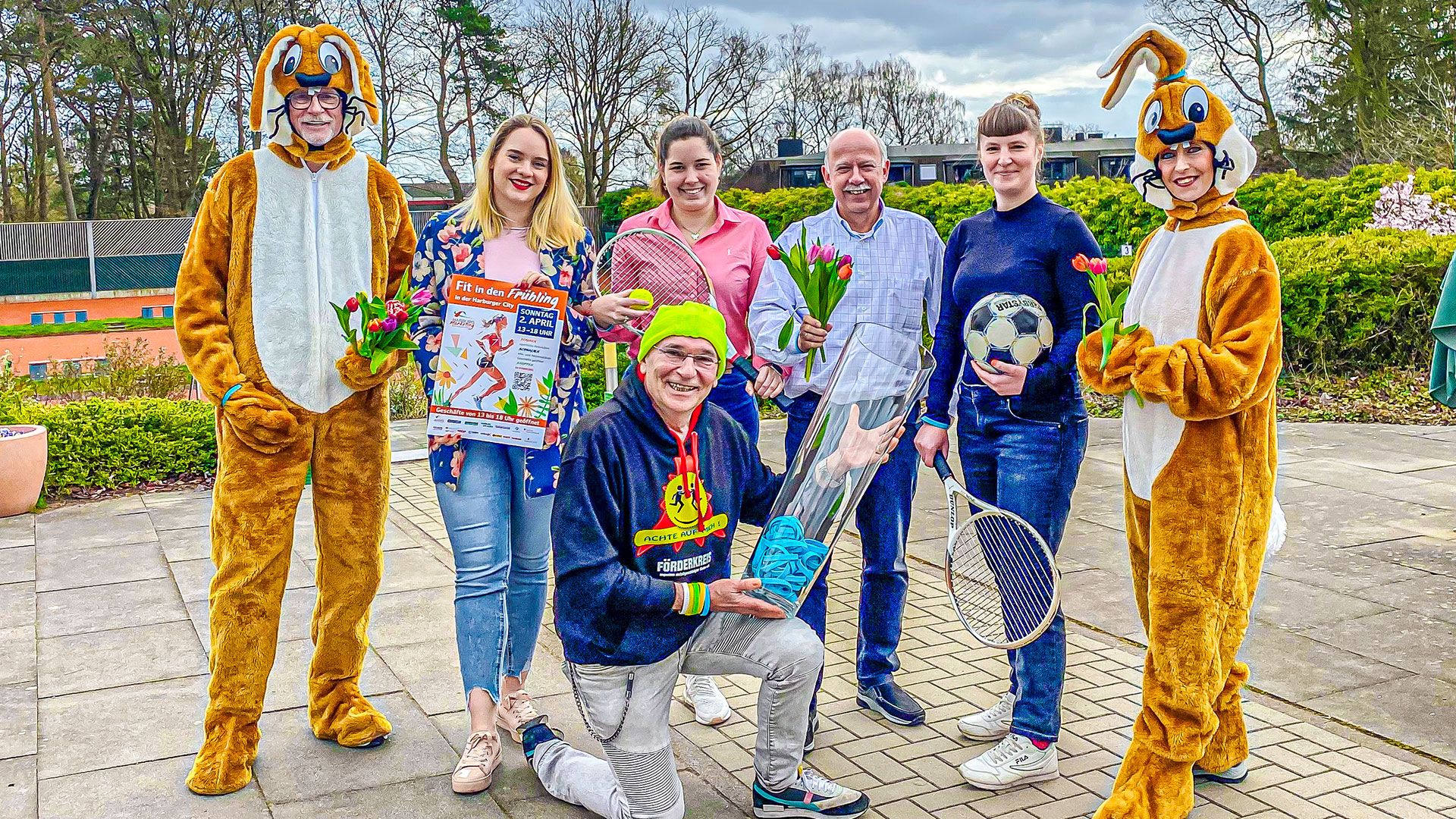 Das Team um Harburg Marketing, den HTB und Peter Sebastian freuen sich auf den kommenden Sonntag, wenn es in Harburg heißt: Fit in den Frühling! | Foto: Niels Kreller