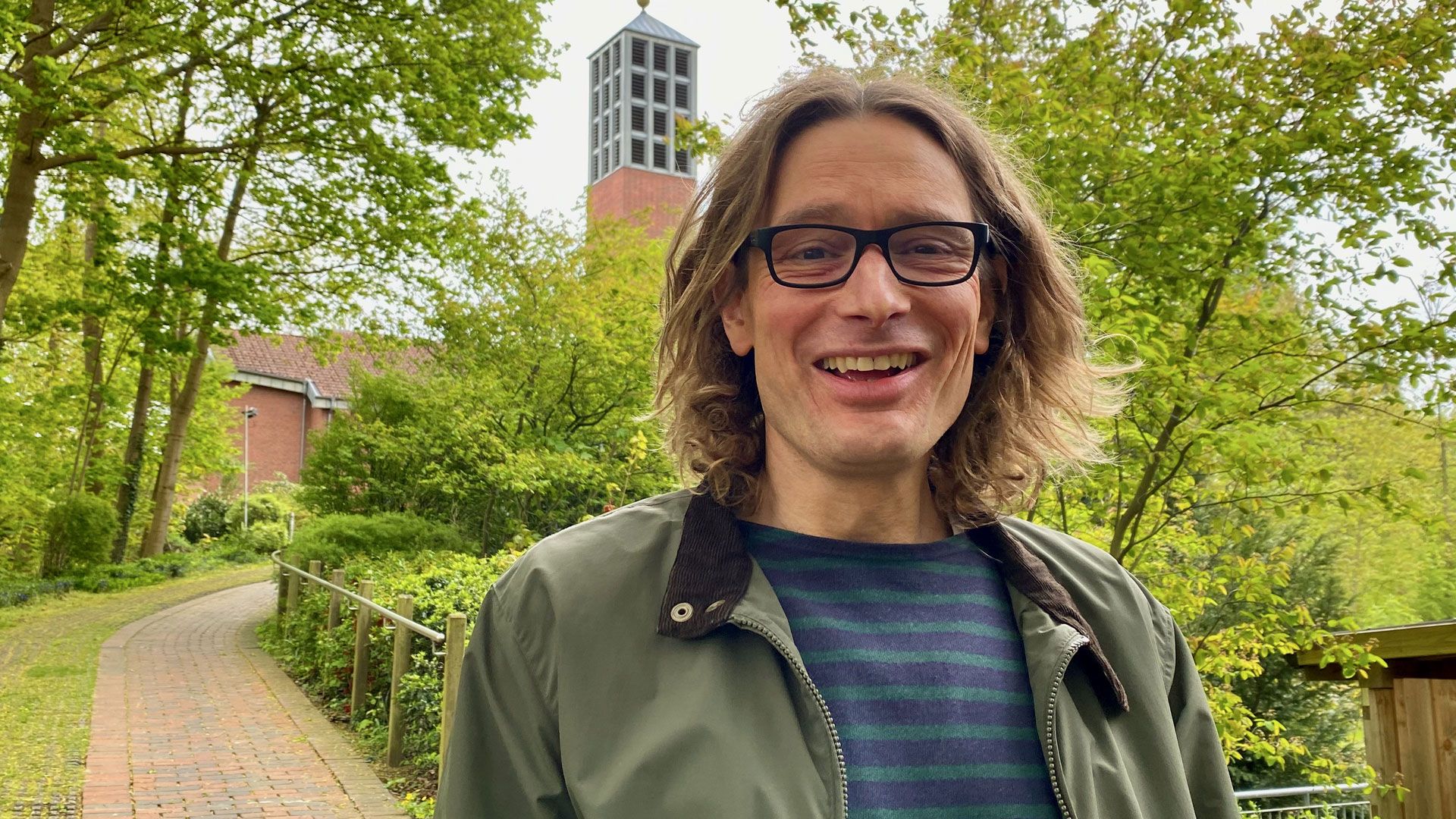 Pastor Helge Scholz vor der Lutherkirche in Neu Wulmstorf.  | Foto: C.Wöhling