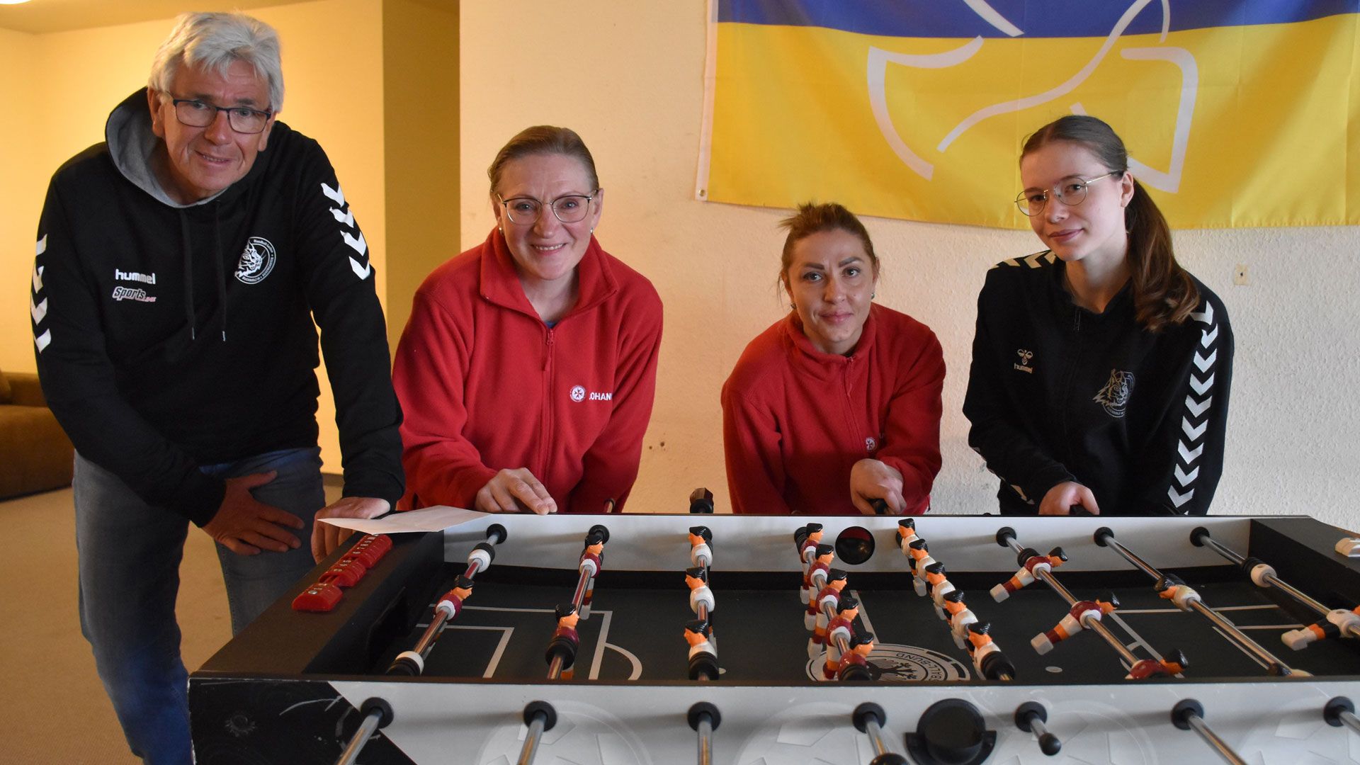 Übergabe des Kickertischs: Manfred Popp (von links) von den Handball-Luchsen Buchholz, Natalia Maksakava und Helen Klemusch-Frank von den Johannitern sowie Neele Tobaben. | Foto: Johanniter