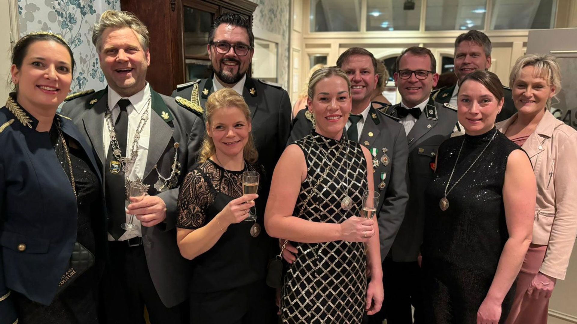 Das Heidenauer Königspaar Dierk und Wiebke Beneke (links) mit seinen Adjutanten-Paaren beim Königsball im Hotel & Restaurant "Heidenauer Hof". | Foto: ein