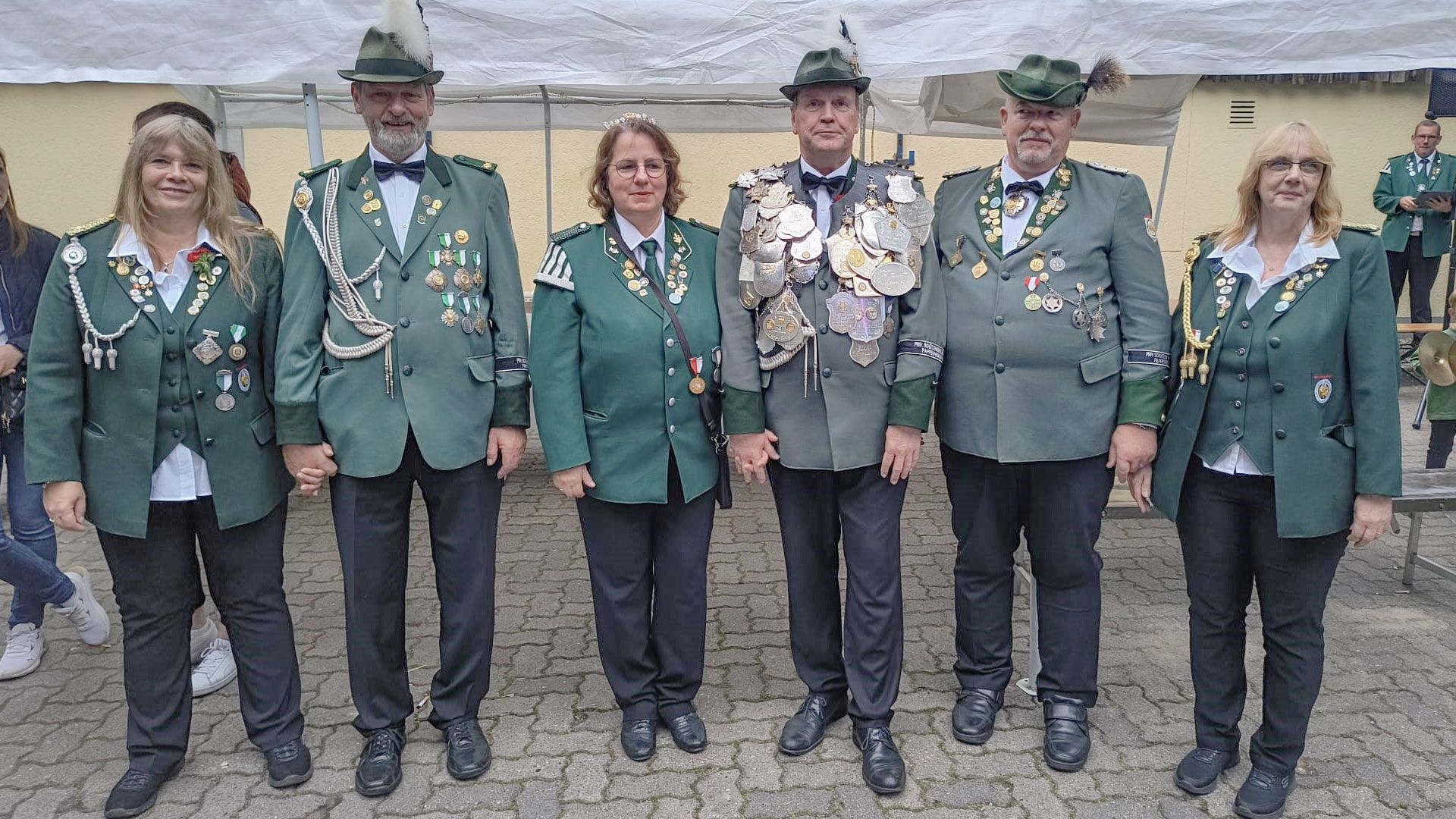 Das neue Königpaar mit Adjutanten von links nach rechts (Sonja und Holger Schlüter, Stefanie und Andreas Jepp, Werner und Regina Krug. | Foto: ein