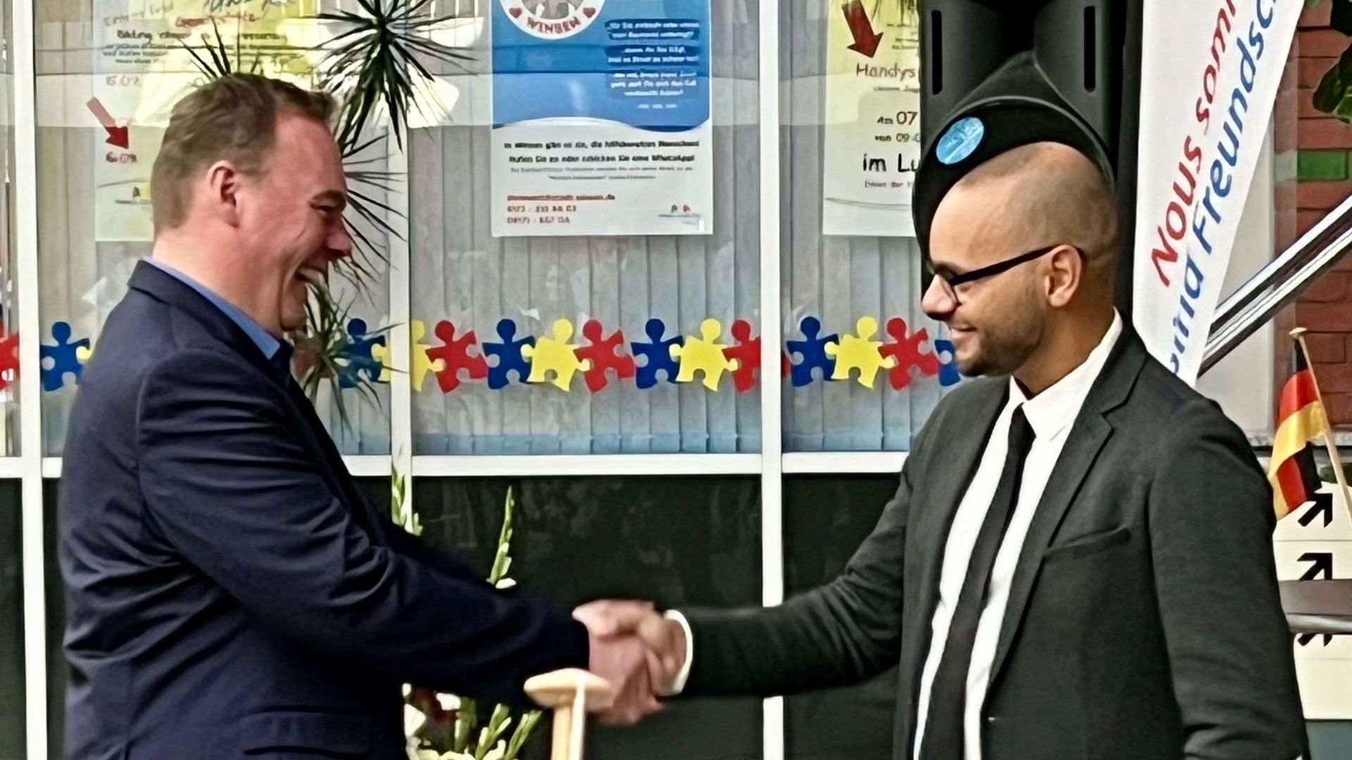 Als Zeichen der deutsch-französischen Freundschaft  begrüßten sich Bürgermeister André Wiese und der stellvertretende Bürgermeister Maxime Ninfosi aus Pont de Claix herzlich. | Foto: Stadt Winsen