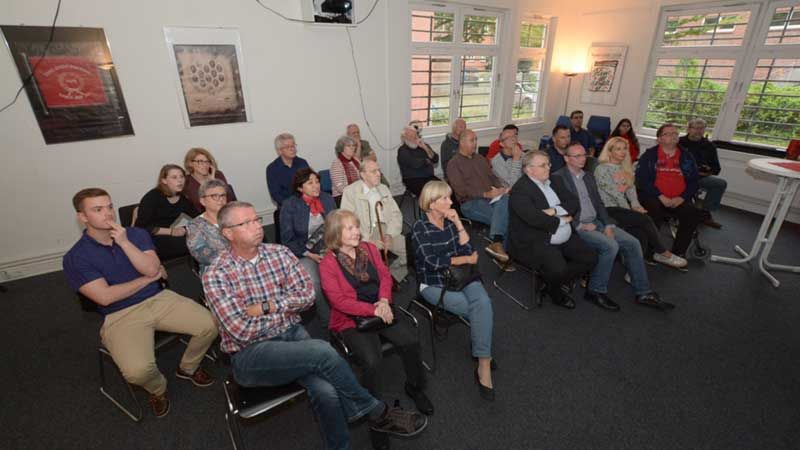 Blankes Entsetzen herrsche bei der Harburger SPD im Herbert-Wehner-Haus nach der 18-Uhr-Prognose. | Foto: Niels Kreller