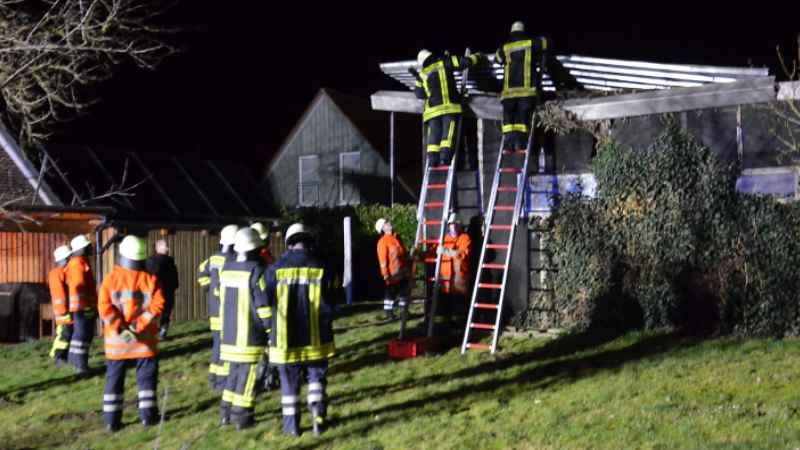 Die Feuerwehr Eyendorf wurde bei diesem Schuppen tätig. Es drohten Dachteile wegzufliegen, die Feuerwehr sicherte die Teile. | Foto: ein