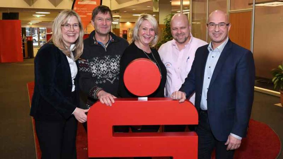 Freuen sich auf einen stimmgewaltigen Chor und viele Besucher am Sonnabend, 23. März, in der Burg Seevetal in Hittfeld: Sandra Becker (von links, Direktorin Regionalbereich Nord der Sparkasse), Karl-Heinz Schlag und Ines Brose (Projektleiterin), Kontaktstelle Musik, Markus Heinrich (Leiter des Jugendzentrums Meckelfeld), Thomas Müller, Leiter des Beratungscenters Meckelfeld der Sparkasse. | Foto: ein