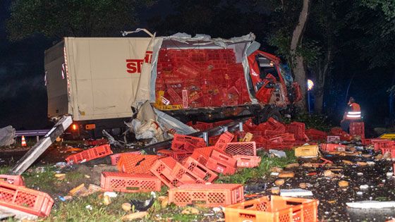 Brot, Brötchen und Gebäck verteilten sich bei dem LKW- Unfall bei Tostedt auf der Straße. | Foto: JOTO