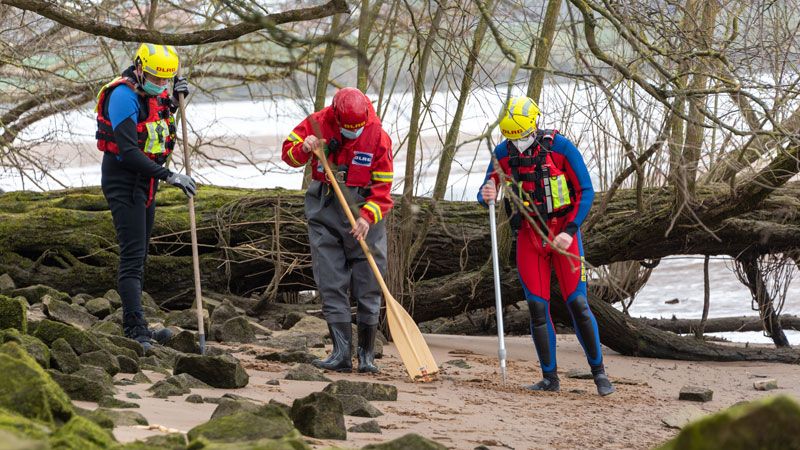 Mit Hilfe der DLRG wurde am Donnerstag nach weiteren Knochen am Elbstrand gesucht. | Foto: JOTO