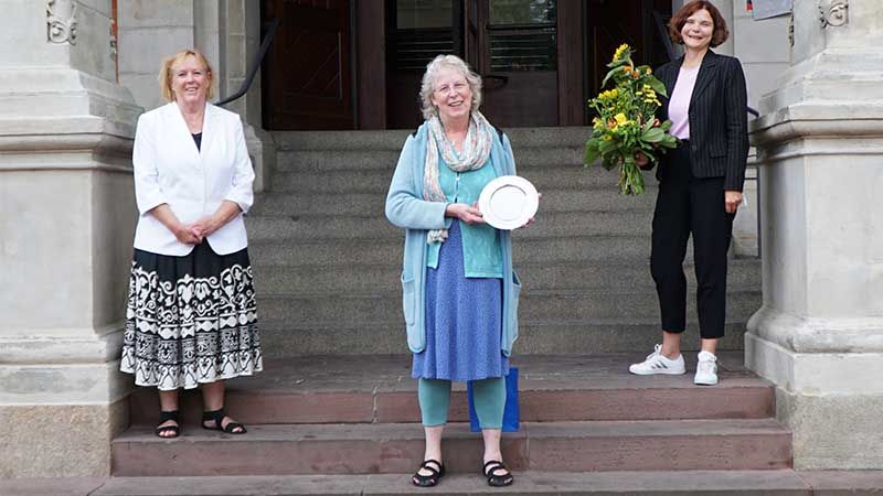 Dr. Regina Marek (von links, stellv. Vorsitzende der Bezirksversammlung), Susanne Lindenlaub-Borck, und Sophie Fredenhagen (Bezirksamtsleitung). | Foto: Bezirksamt