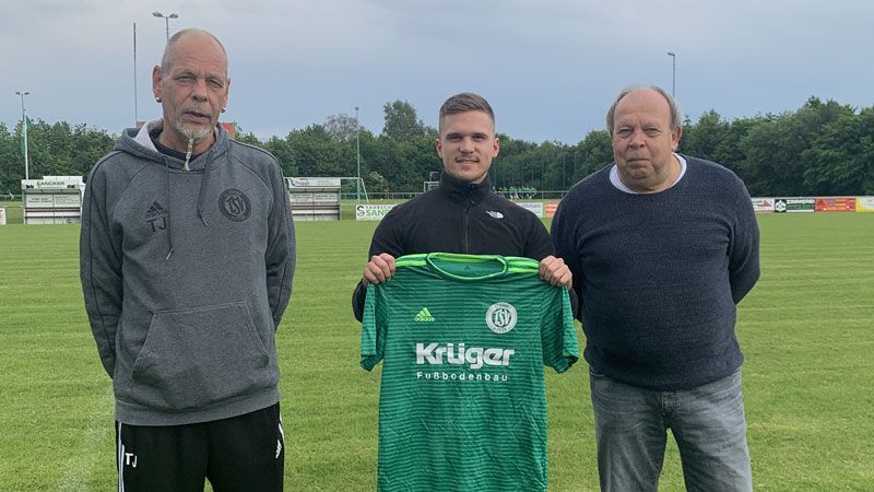 Freuen sich auf die kommende Landesliga-Saison: Co-Trainer Thorsten Jaster (von links), Lukas Wöllmer und Trainer Hartmut Mattfeldt. | Foto: TSV Elstorf