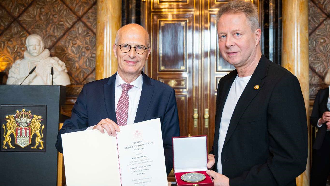 Bürgermeister Peter Tschentscher (links) nahm die Ehrung für HTB-Karate-Trainer Ralf Becker vor. Außerdem hat der HTB seinen verdienten Trainer mit der Ehrenmitgliedschaft ausgezeichnet. | Foto: HTB
