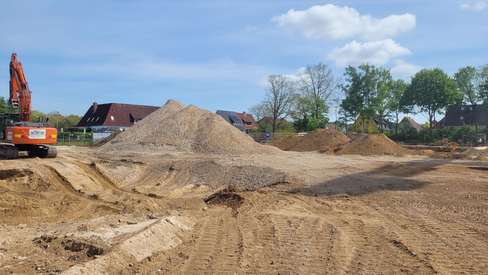Abgerissene Grundschule An der Heide mit planiertem Grundstück und Erdhügeln. Foto: Gemeinde Neu WUlmstorf