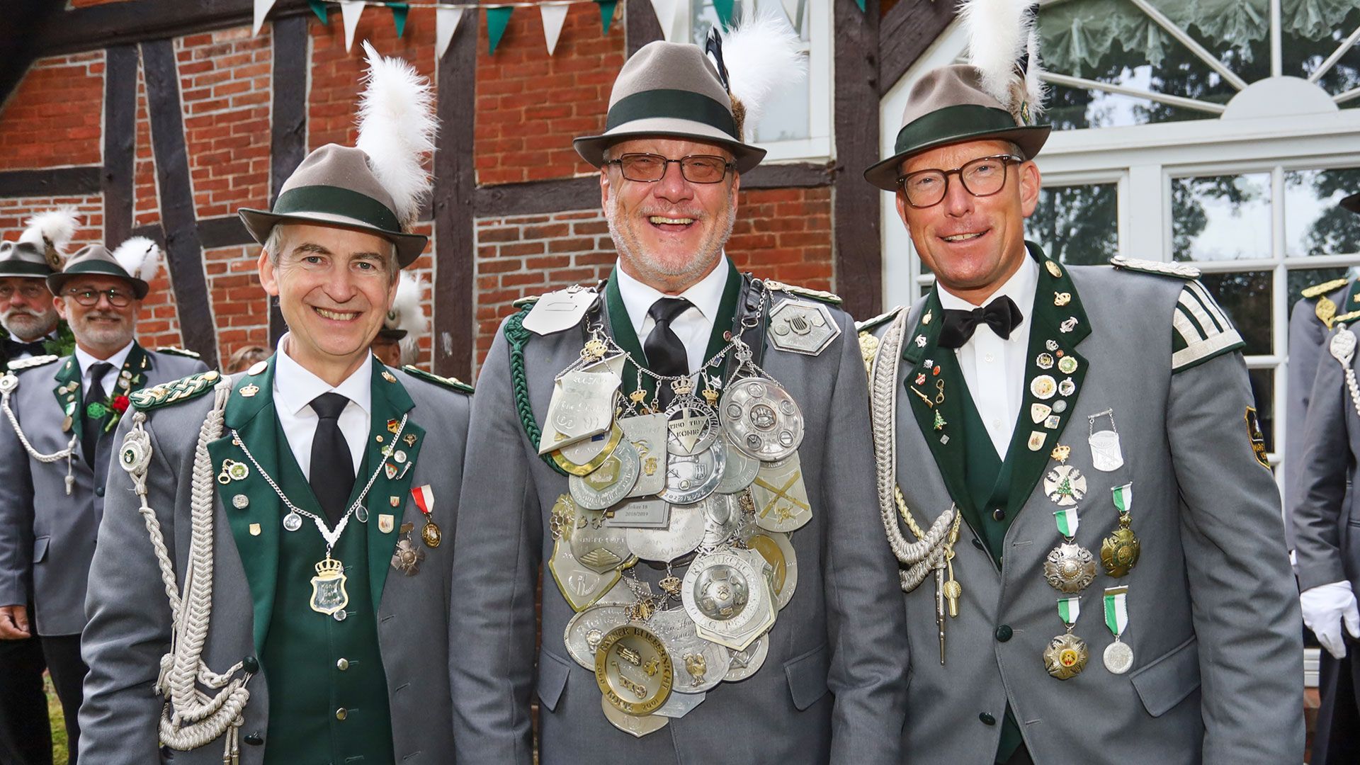 Stefan Heidtmann (Mitte) und seine Adjutanten Rainer Bliefernicht (links) und Arne Wichers freuen sich auf das kommende Jahr. Foto: ein