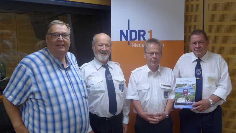 NDR-Gastgeber Michael Thürnau (von links) im Studio in Hannover mit Alfred Piekuth, Karl-Heinz Taudien und Rüdiger Schmidt von der Marinekameradschaft Harburg. Foto: ein/NDR