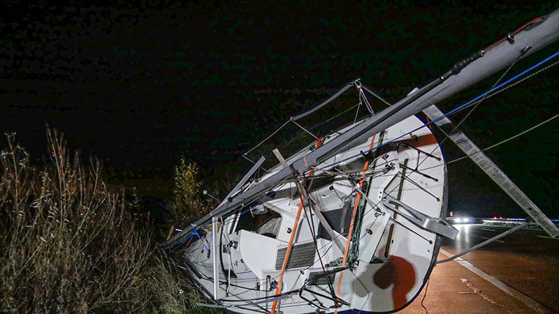Dieses Boot war auf der A1 bei Hollenstedt 'gekentert'. | Foto: Polizei