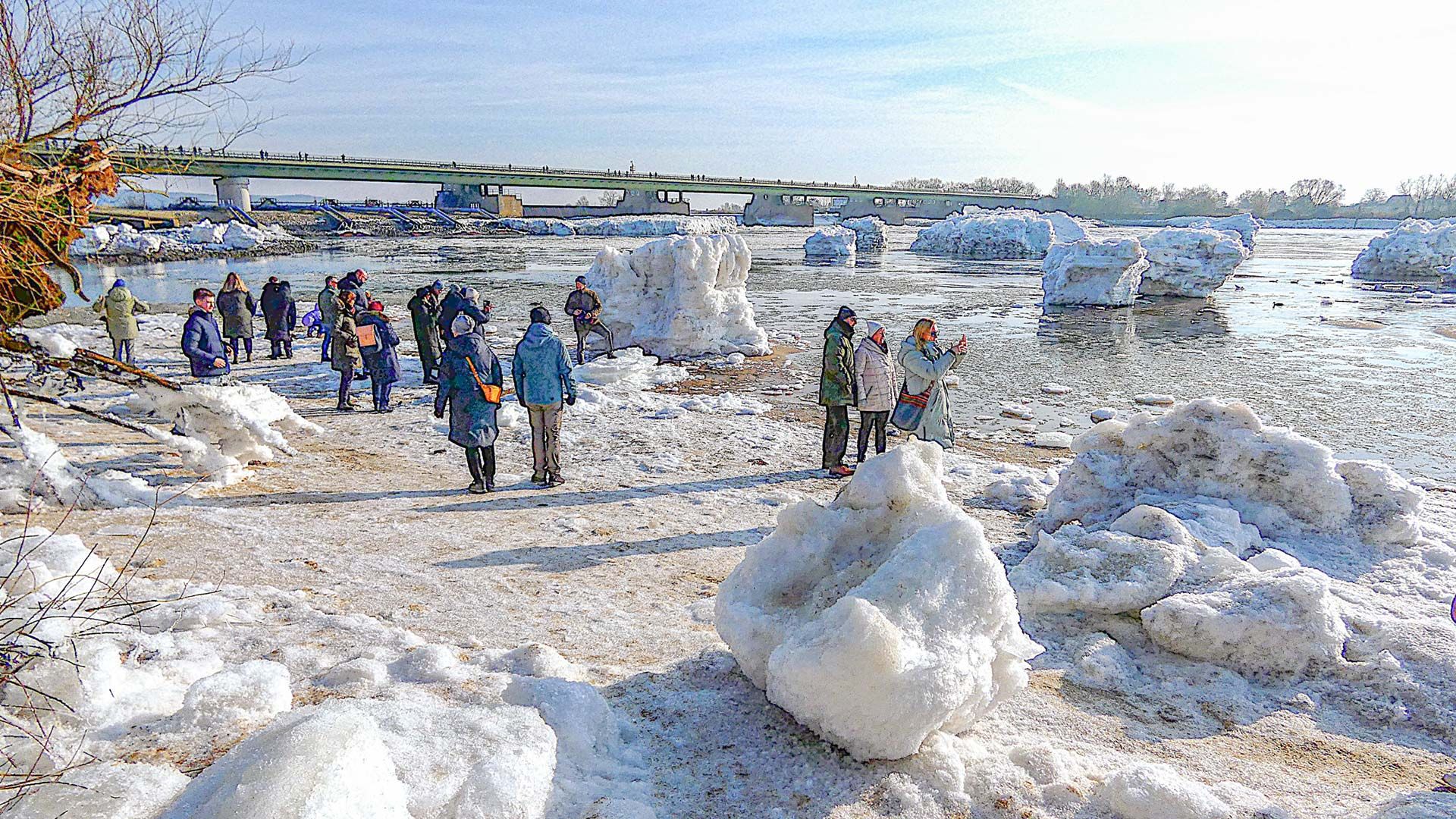 Die Eisberge" lockten trotz kalten Ostwinds zahlreiche Elbe-Besucher an. Foto: Ilka Teschner