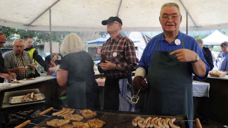 Ehrenamtliche grillen am Museumsbauernhof Wennerstorf. | Foto: ein