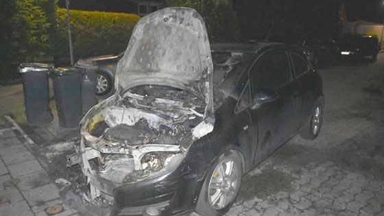 Bei einer Serie von Brandstiftungen in Buxtehude ging in der Nacht von Dienstag auf MIttwoch auch ein im Brillenburgskamp geparkter Opel Corsa in Flammen auf. | Foto: Polizei
