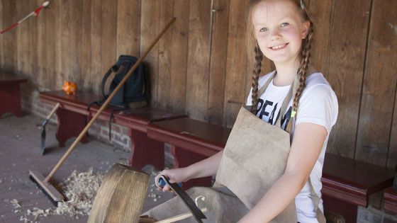 Beim Sommerspaß im Freilichtmuseum am Kiekeberg können die Kids erfahren, wie es früher war zu handwerken. | Foto: FLMK