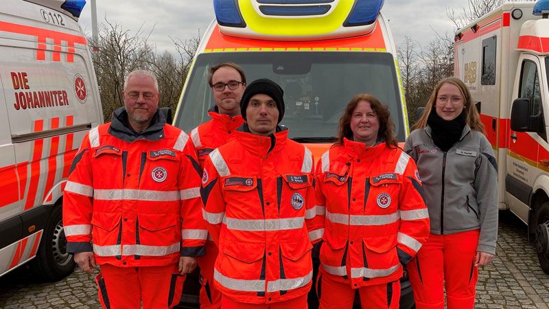 Die Harburger Johanniter beteiligten sich an dem Einsatz, bei dem krebskranke ukrainische Kinder in norddeutsche Klinken gebracht worden sind: Uwe Schaudin (von links), Tobias Könecke, Nadine Fischer, Helge Fielitz, Stefanie Schaudin und Nadine Fischer. | Foto: Johanniter