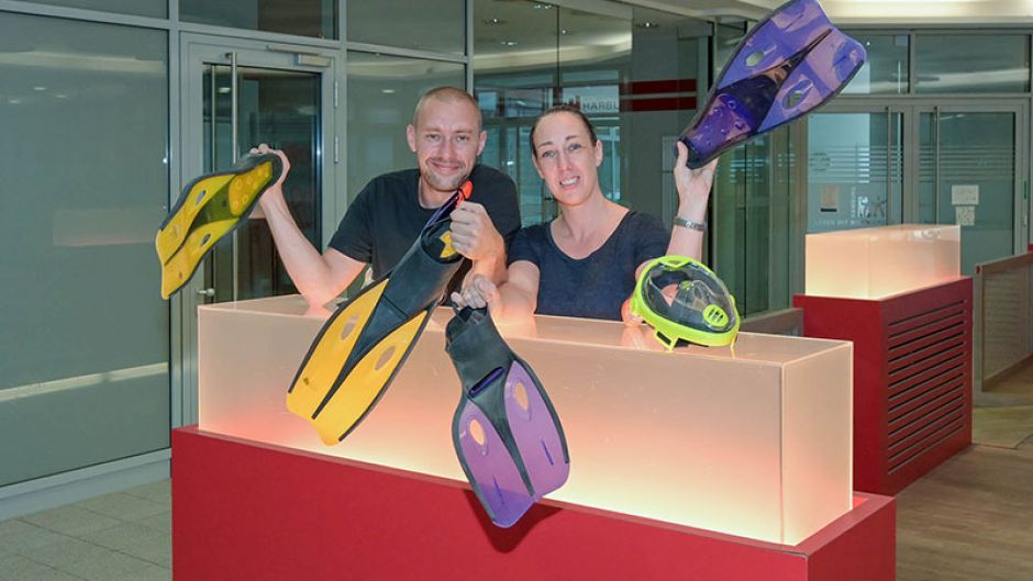 Thomas Schumacher und Christine Rose vom Orthopädiegeschäft Schumacher nehmen den Wasserschaden in ihrem Geschäft mir Humor und sind schon nur ein paar Meter weiter im selben Gebäude mit voller Kraft weiter für ihre Kunden da.