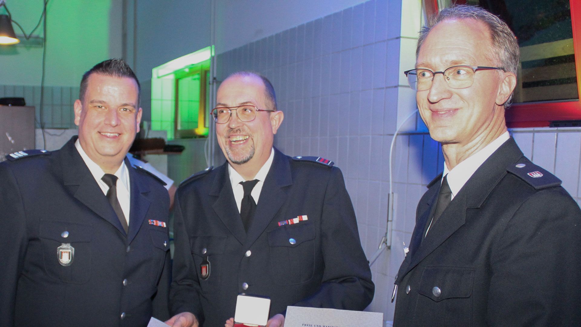 Der Eißendorfer Wehrführer Axel Lender (links) und Bereichsführer Dr. Philipp-Alexander Brand (rechts) beglückwünschten den Jubilar und Gastgeber Frank Detlefsen zu dessen Feuerwehr-Jubiläum. | Foto: ein