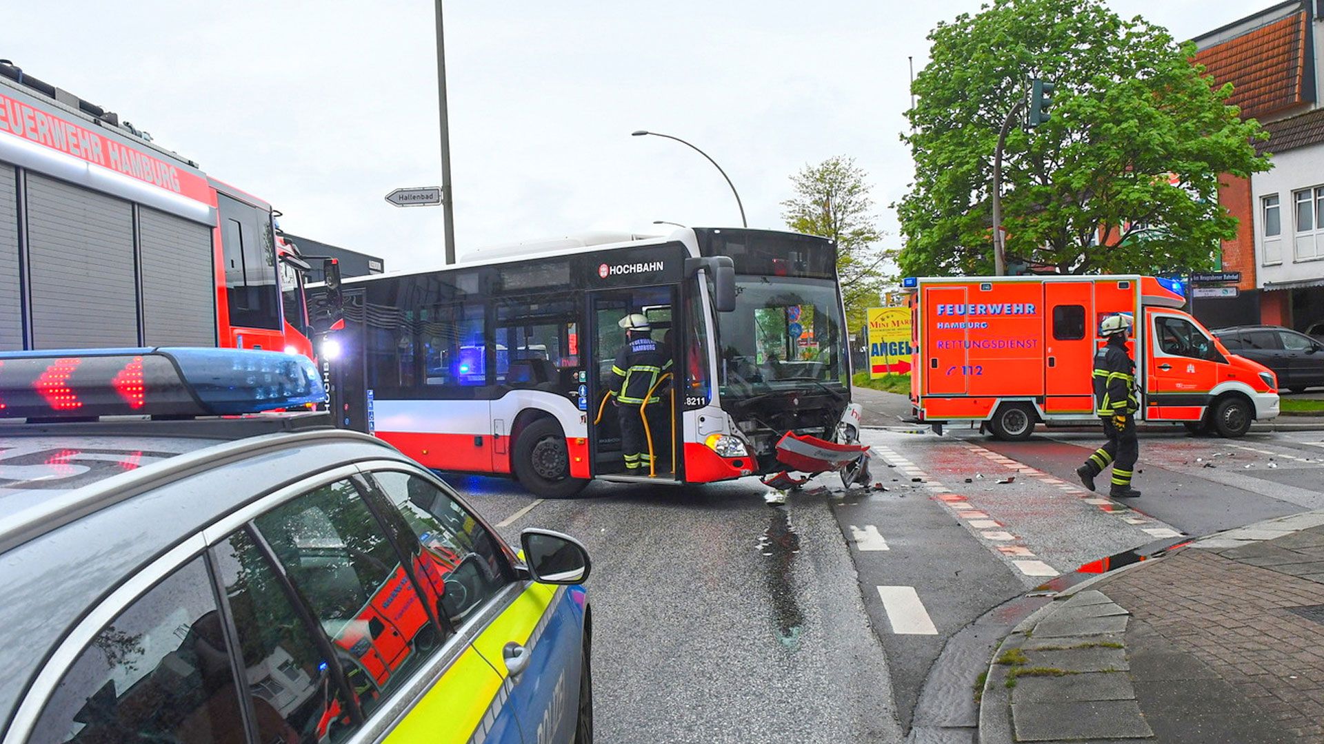 Ein Linienbus rammte in Neugraben einen entgegenkommenden PKW. | Foto: HamburgNews