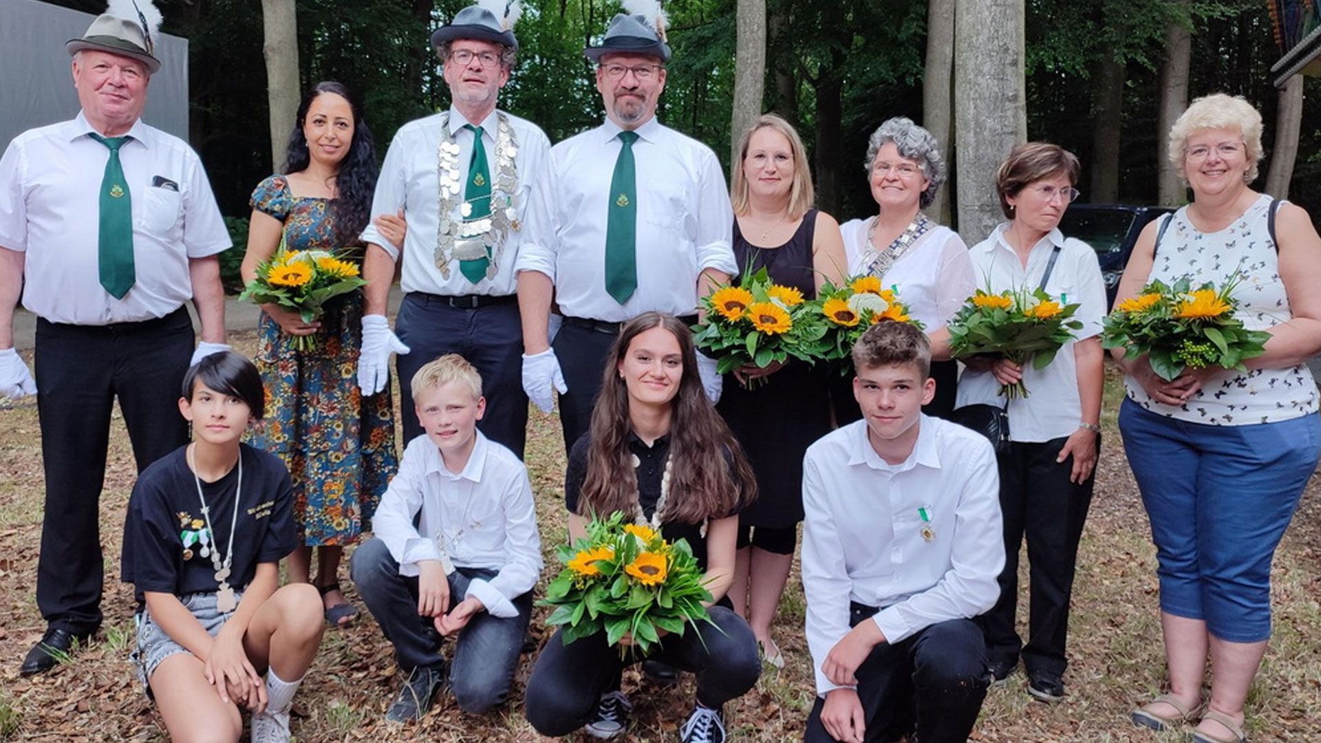 Brackels Jugendkönigin Silvia Oryval (vorn, von links) Jugendkönig Johan Strauß, Jungschützenkönigin Laura Marques da Silva mit ihrem Adjutanten Tom Rieckmann. Hinten Adjutant Jürgen Jung (von links), Königin Afsana Rahimi und Schützenkönig Ralf Kretzschmar "der Strenge", Adjutant Kai Müller mit Ehefrau Ulrike, Damenkönigin Agathe Gronau mit Adjutantin Veronika Eckhard und Gästekönigin Daniela Burmeister. | Foto: Ines Westphalen
