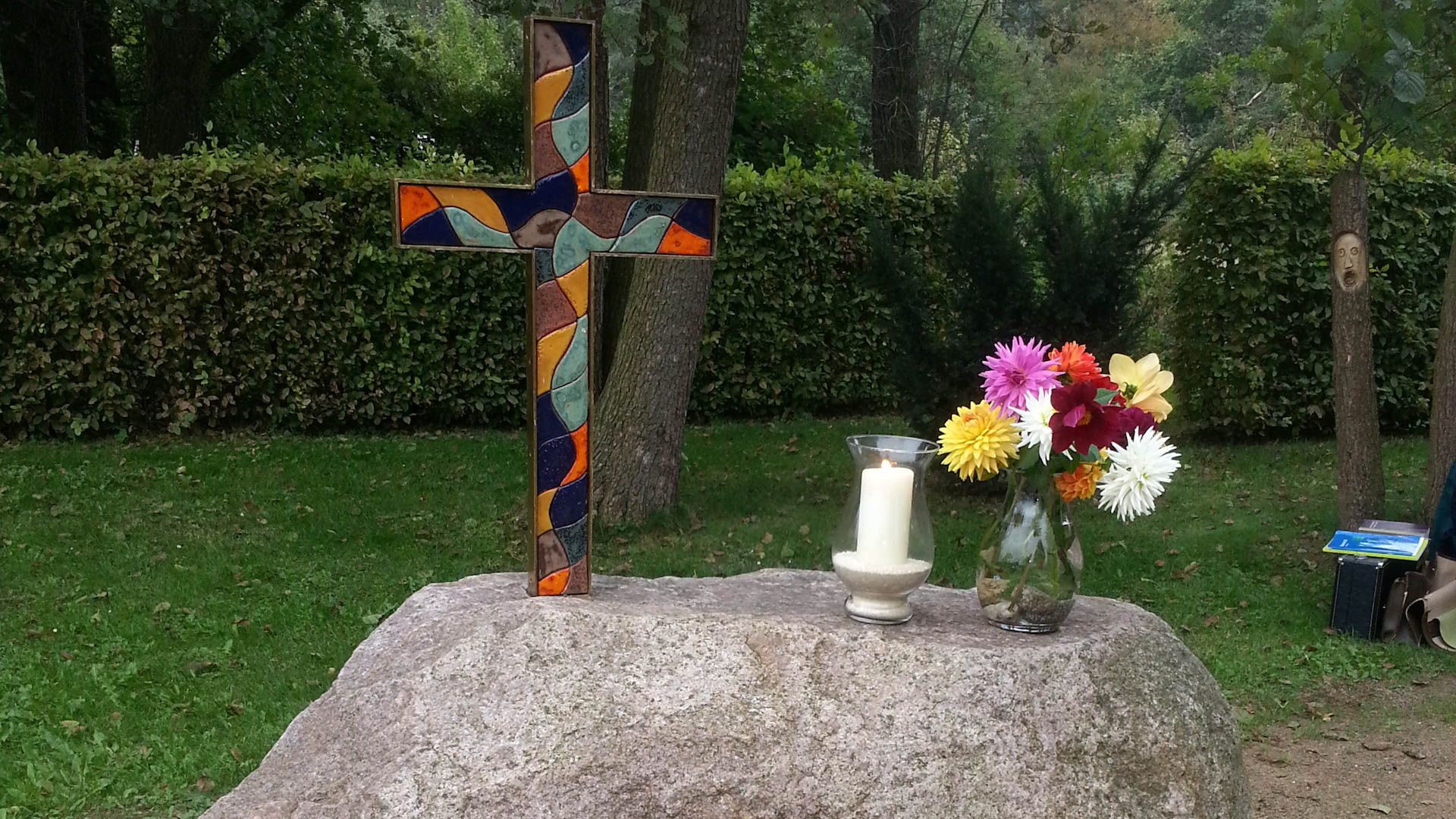 Der Altar im Klostergarten in Winsen steht im Mittelpunkt des Gottesdienstes, mit dem das Dahlienfest eröffnet wird. | Foto: Kirchenkreis Winsen