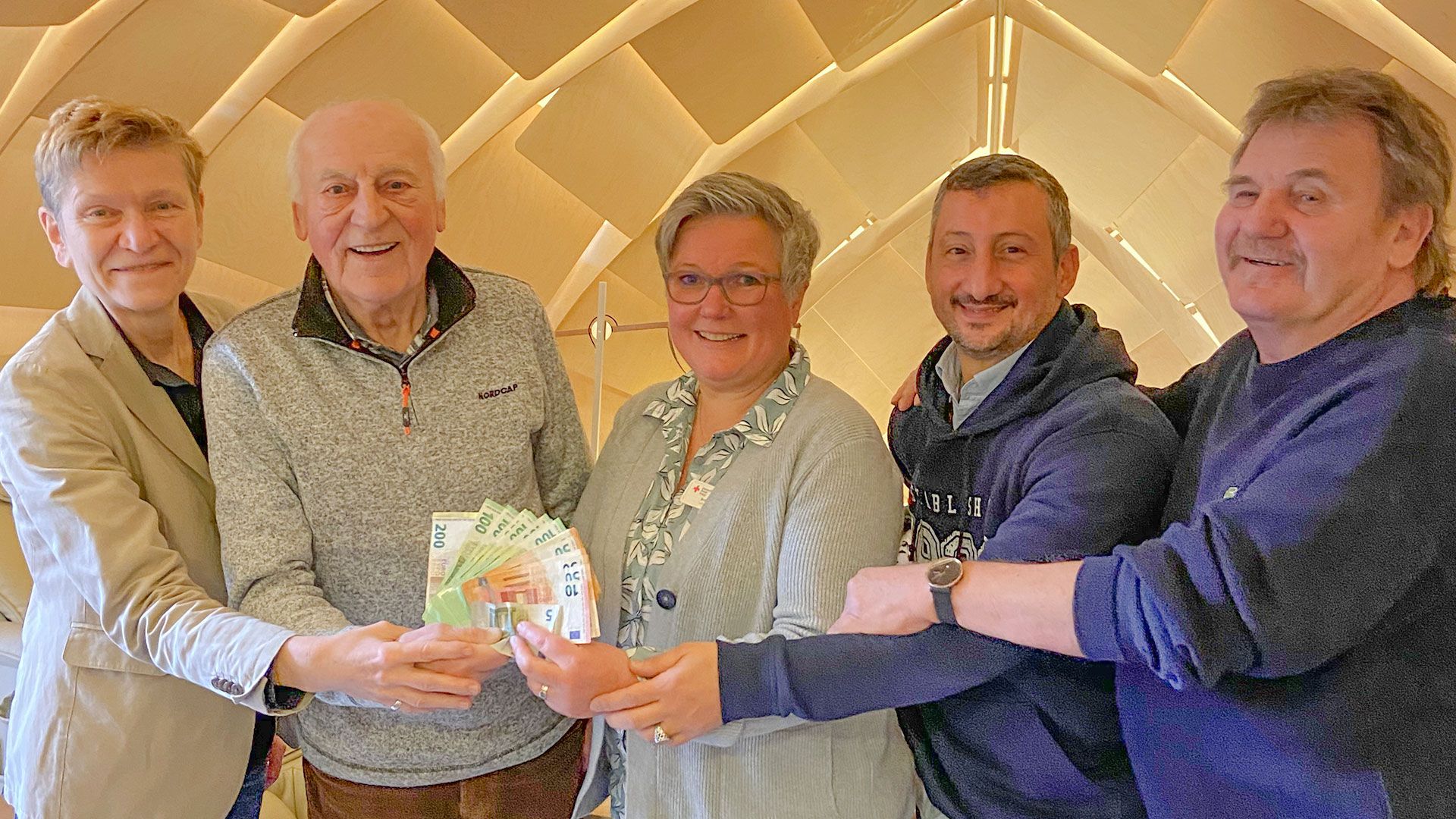 Spendenübergabe im DRK-Hospiz: Dr. Simone Thiede (von links), Manfred von Soosten, Britta True, Alf Bas und Jürgen Weßeloh. | Foto: DRK HH-Harburg