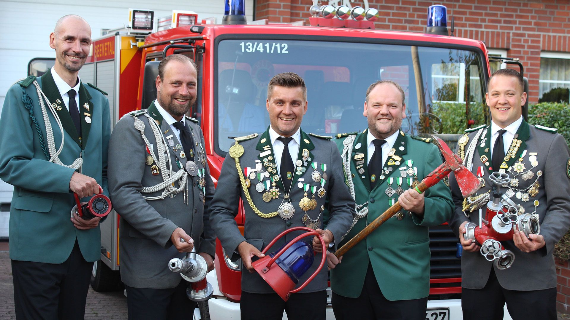 Die Moorer Königscrew; Marcus Feilitz (von links), Steffen Heidemann, König Tim Krüger, Andreas Freudenberg und Rico Krüger. | Foto: Olaf Schmerling