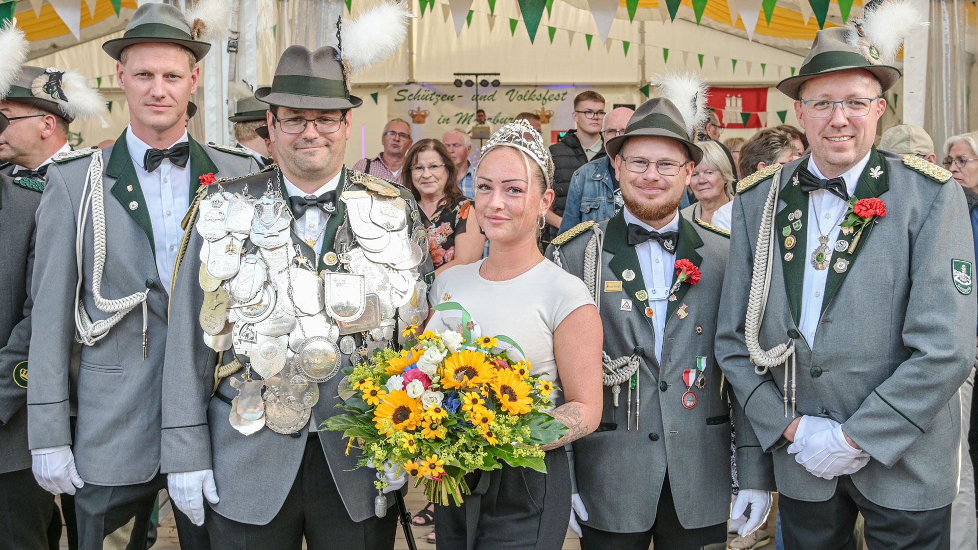 Neuer Schützenkönig zu Moorburg wurde Jörg Ossaddnik 2.v.l.). An Seiner Seite seine Königin Finja Czaplinski sowie seine Adjutanten Björn Hansen (2.v.r.), Lennard Rüpke (links) und Timo Schloo. | Foto: Niels Kreller