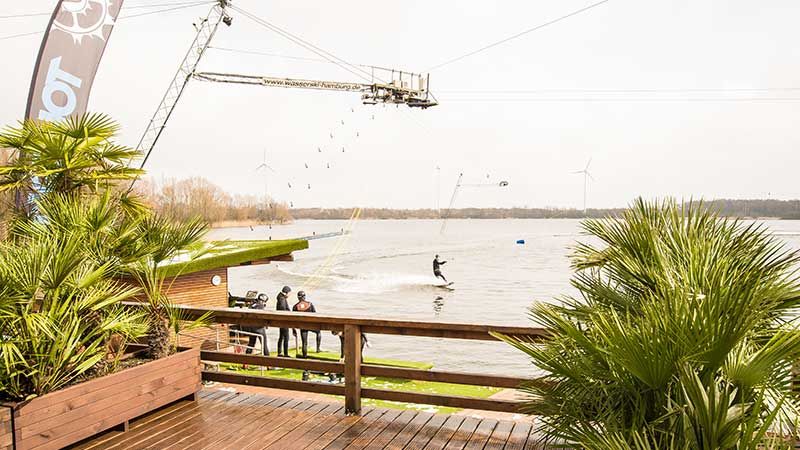 It's open: Die Wasserskianlage am Neuländer Baggerteich hat geöffnet. | Foto: Niels Kreller