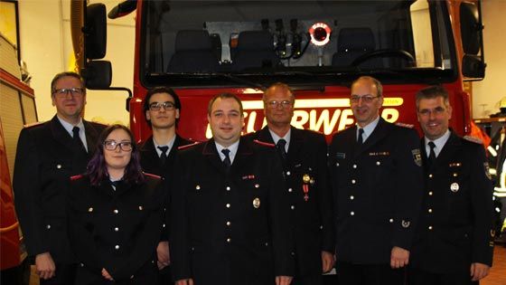 Bei der Feuerwehr Ehestorf/Alvesen freuen sich Ortsbrandmeister Carsten Heitmann (von links), Anna-Lena Bröder, Felix Koch, Mirko Maaß, Rainer von Aspern, Gemeindebrandmeister Stephan Wilhelmi und der stellvertretende Kreisbrandmeister Torsten Lorenzen über die Ehrungen und Beförderungen. | Foto: ein
