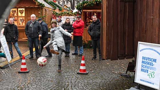 Gekonnt kickt die Vorsitzende der Harburger FDP, Viktoria Ehlers, den Ball in Richtung Torwand. | Foto:Niels Kreller